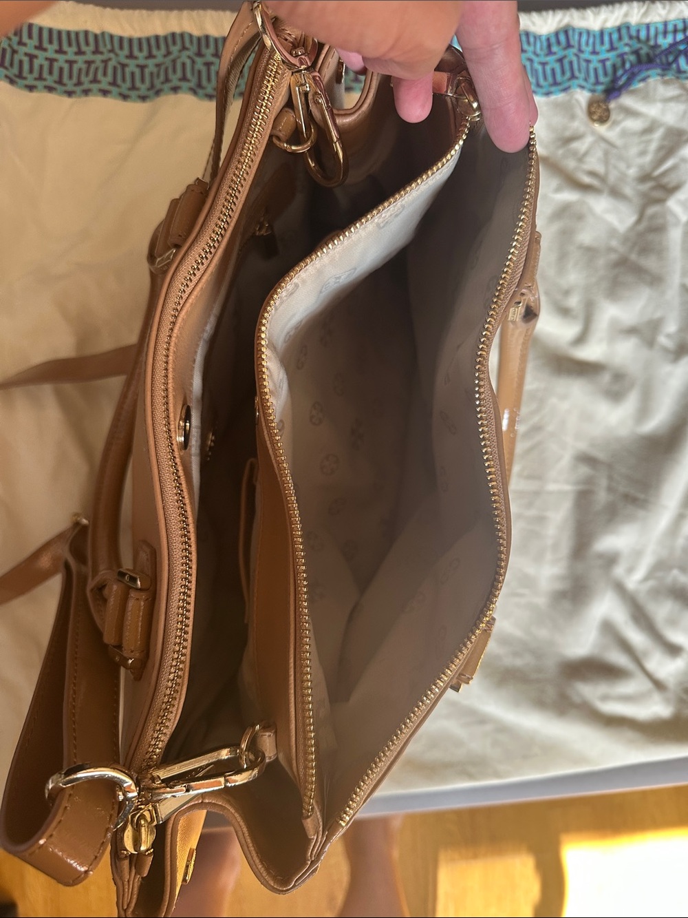 EUC Tory Burch Classic Tan Leather Tote Bag with Detachable Strap - Picture 6 of 11